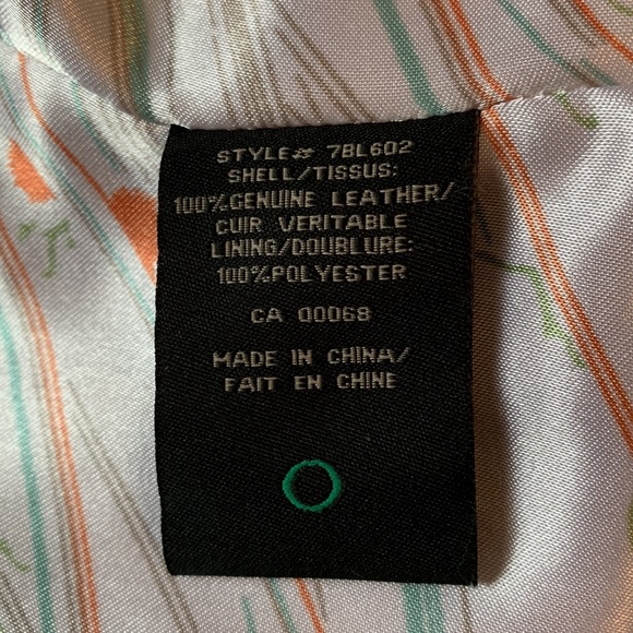 Leather jacket beautifully lined zipper detail on sleeve - Picture 7 of 10